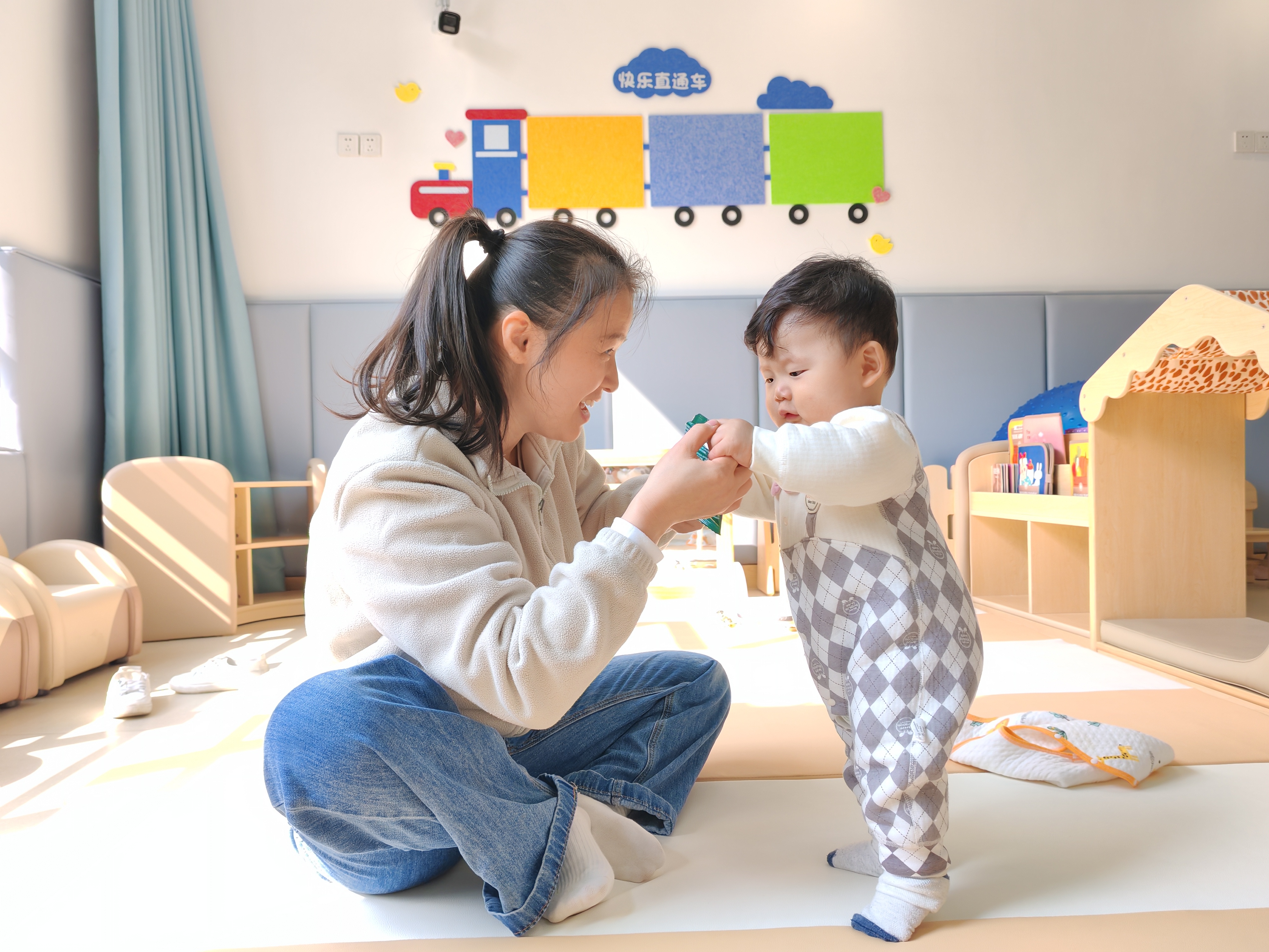 青山湖区托育服务中心里,保育员正在锻炼孩子走路。(本报全媒体记者 陈璋).jpg