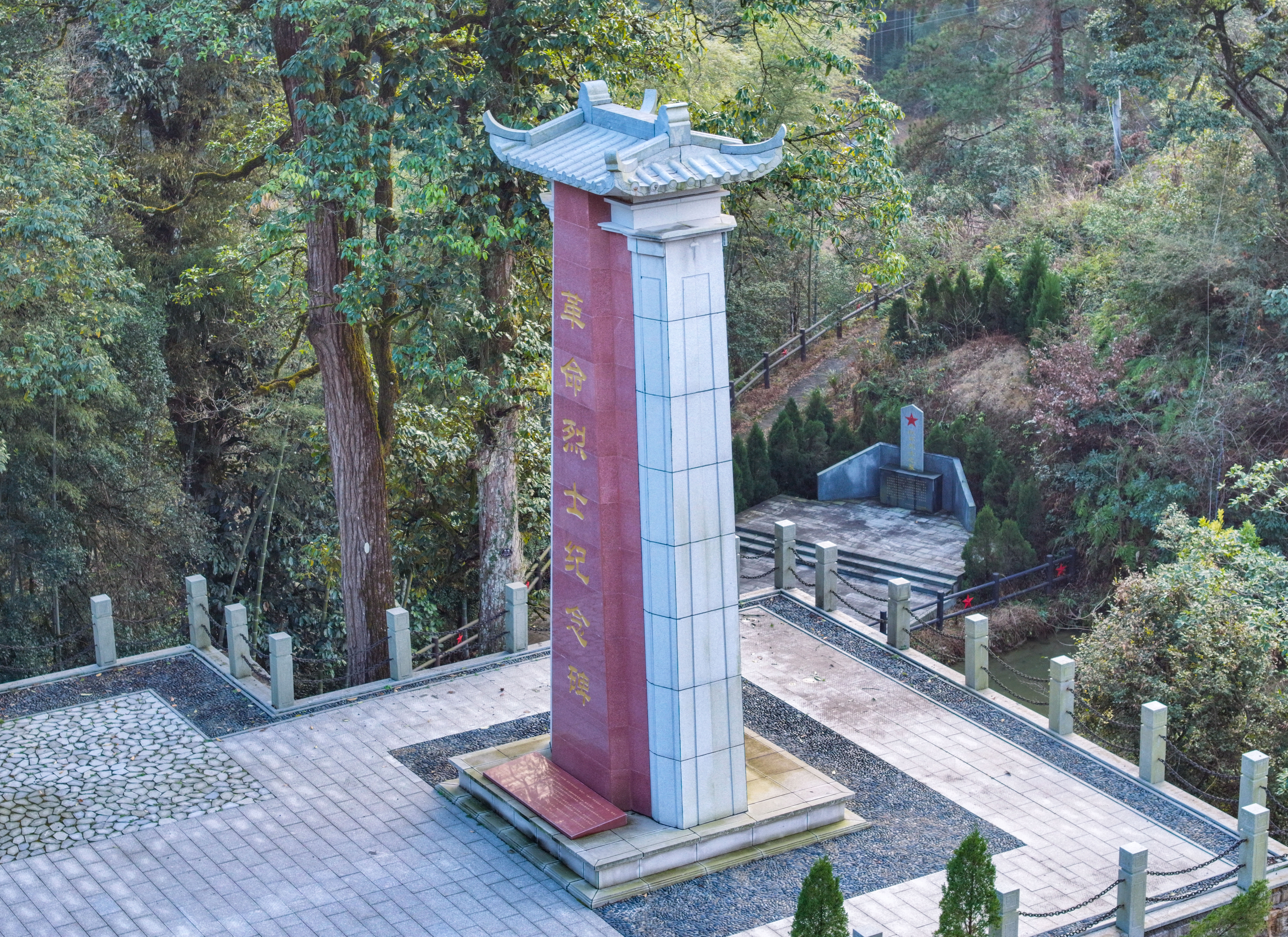 神山革命烈士纪念碑.jpg