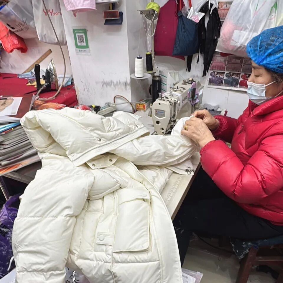 羽绒服充绒“爆单”了，店家：订单已排到年后