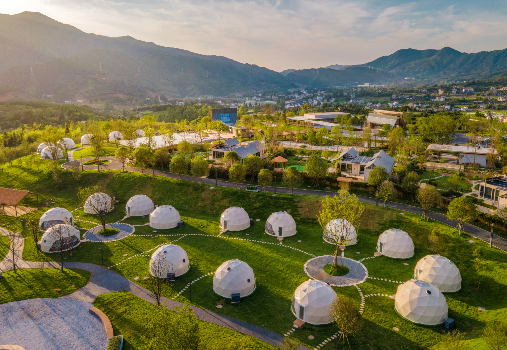 崇义县米墅拾野山舍温泉度假村，造型别致的特色小屋错落有致，为游客提供休闲度假、亲近自然的舒适体验。（崇义县文广旅体局 供图）.png