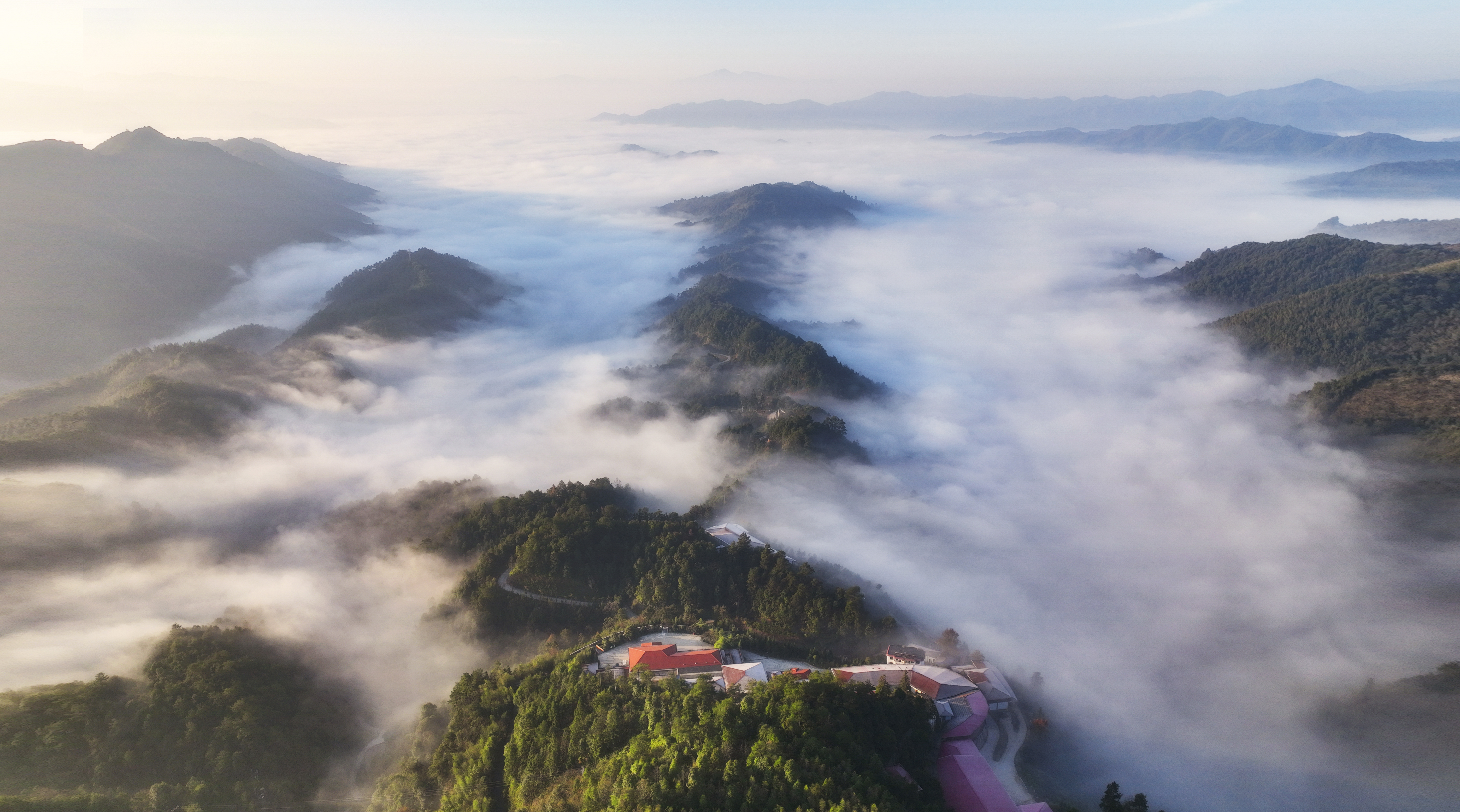 崇义县君子谷，云海漫山，生态秘境如画，是游客亲近自然、感受生态之美的绝佳去处。（崇义县融媒体中心 供图）.jpg