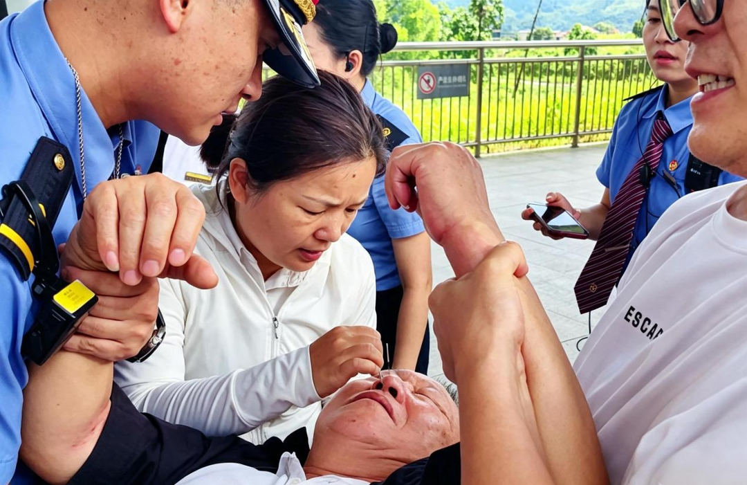 刘新娟途中下车留守站台,跪地精准施针救人。.png
