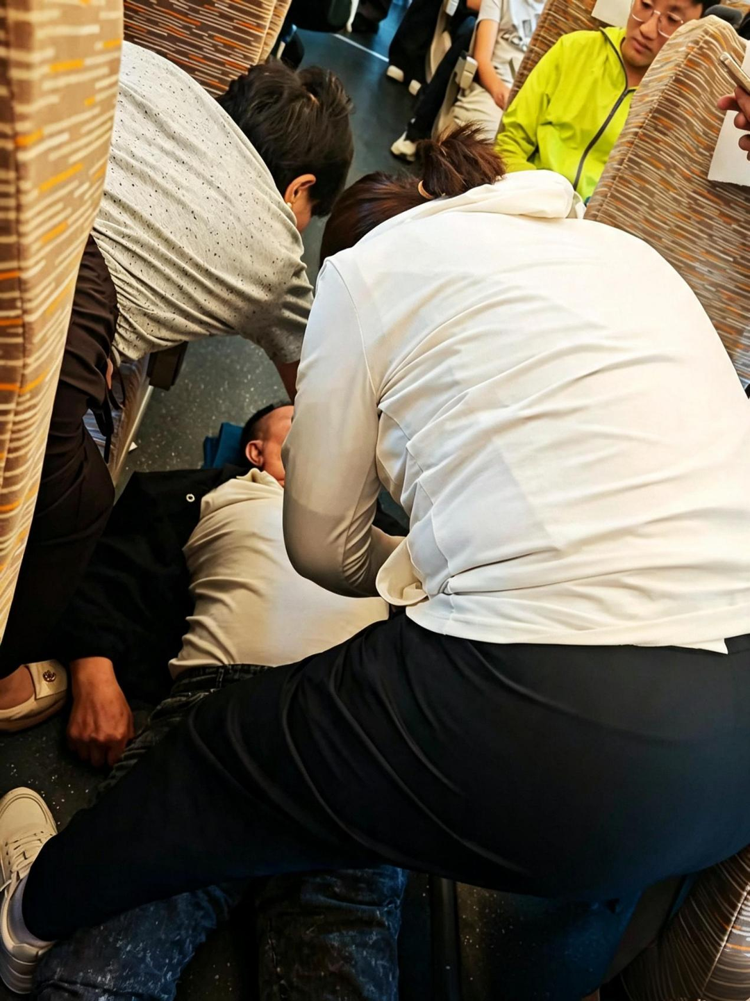 刘新娟单膝跪地,精准施针。.png